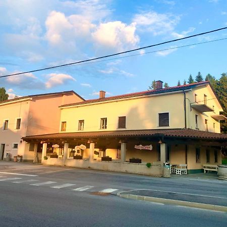 Отель Gostisce Stari Grad Senozece Экстерьер фото